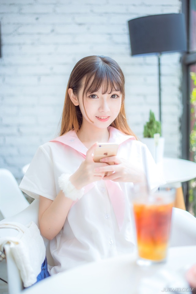 如果换做在陆地上，根本不可能出现这样的情况，哪怕打不过，陈到也有无数手段突围，然而此刻，在这大江之上，哪怕在人数和船只的数量上他甚至比对方更多，却也只能眼睁睁的看着自己的部队被人不断分割。